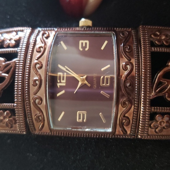 Floral Motifs, a Beautiful Copper Quartz Women's Watch Bracelet . - Picture 2 of 12